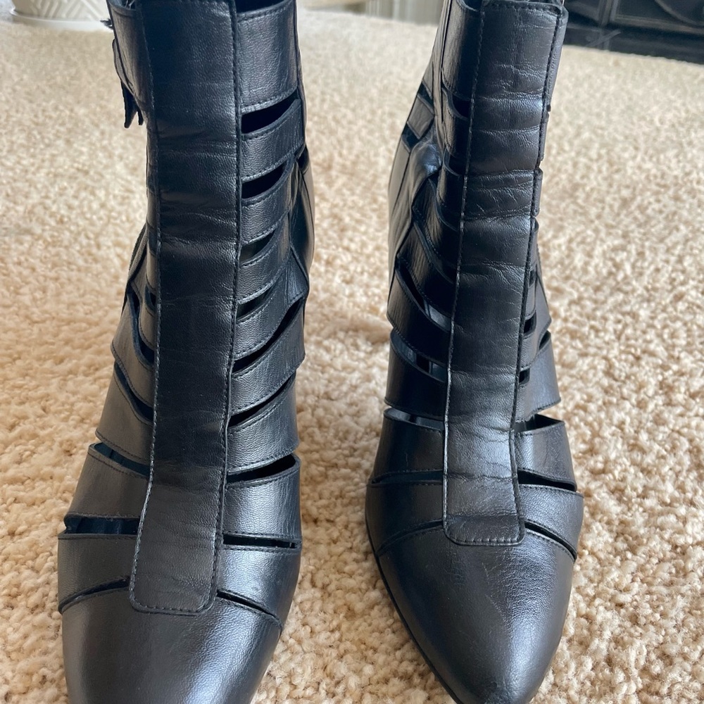 Stuart Weitzman Black leather ankle booty,semi pointed toe. Size 9 & 1/2 M - Picture 2 of 9